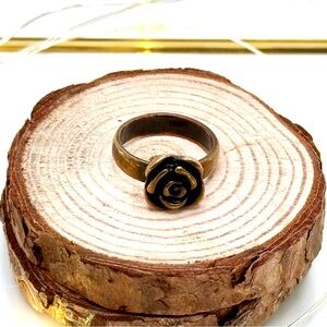 Vintage Brass-Tone Carved Rose Statement Ring – Floral Motif